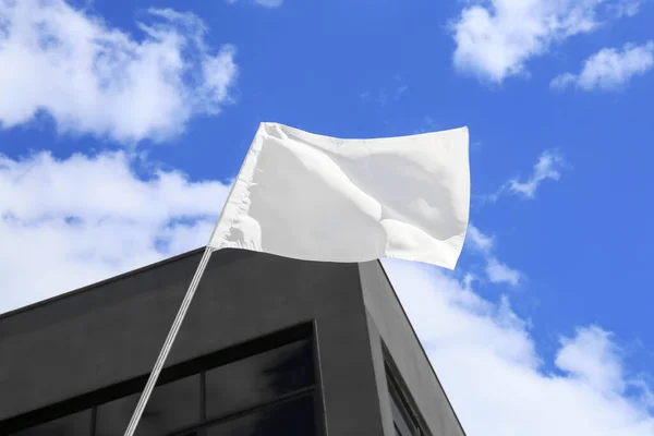Näkymä Heiluttaa Valkoista Lippua Ulkona — kuvapankkivalokuva