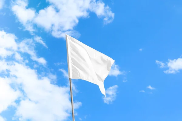Mávání Bílou Vlajkou Proti Modré Obloze — Stock fotografie