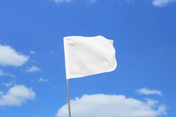 Κυματιστή Λευκή Σημαία Ενάντια Στον Γαλάζιο Ουρανό — Φωτογραφία Αρχείου