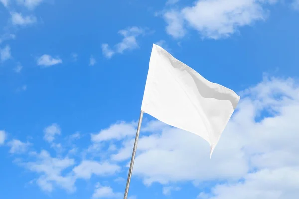 Machanie Białą Flagą Przed Błękitnym Niebem — Zdjęcie stockowe