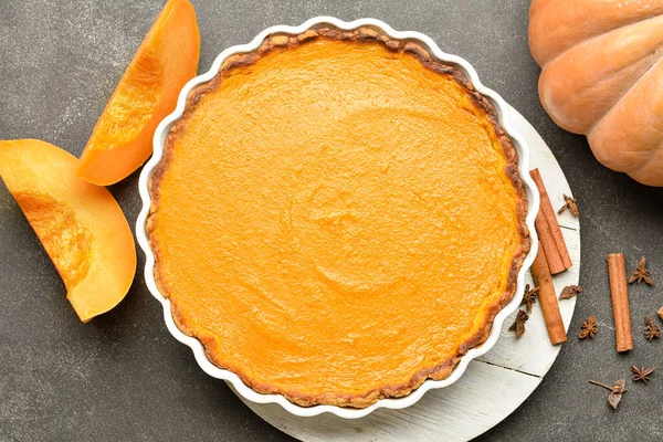 Baking Dish Tasty Pumpkin Pie Fresh Vegetable Black Background — Stock Photo, Image