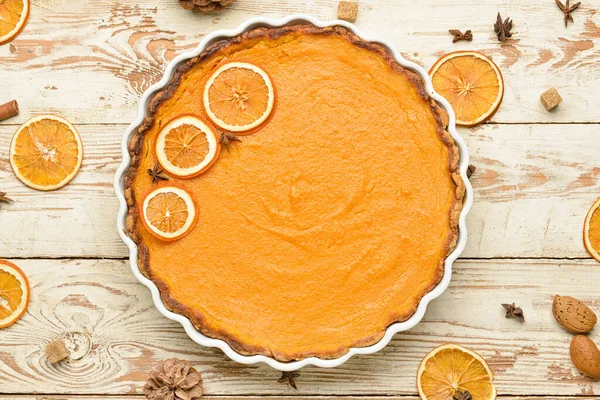 Composición Con Delicioso Pastel Calabaza Sobre Fondo Madera Blanca — Foto de Stock