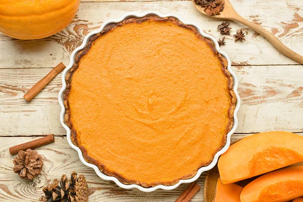 Composición Con Delicioso Pastel Calabaza Sobre Fondo Madera Blanca —  Fotos de Stock