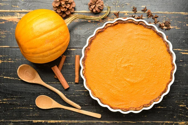 Composición Con Delicioso Pastel Calabaza Sobre Fondo Madera Negro — Foto de Stock