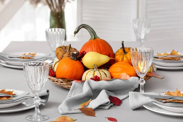 Table Service Élégante Avec Décor Automne Dans Panier — Photo