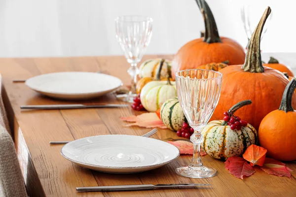 Schöne Servierte Holztisch Mit Herbst Dekor Zimmer — Stockfoto