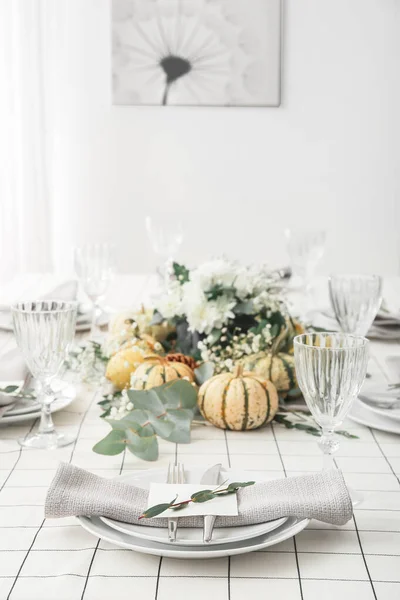 Stijlvolle Tafelopstelling Met Kaart Herfstdecor Lichte Ruimte — Stockfoto