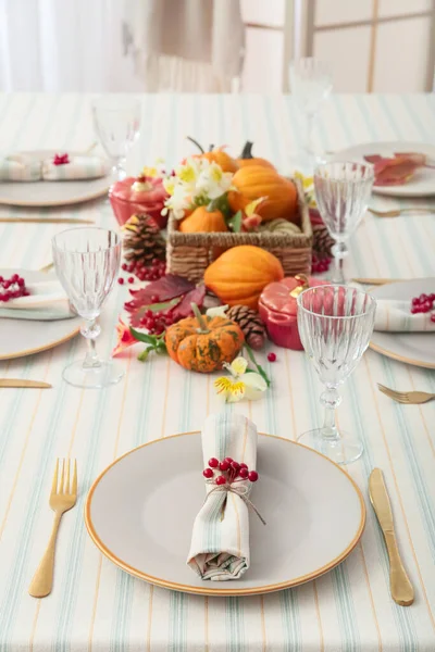 Mesa Otoño Que Sirve Con Rowan Decoración Festiva Restaurante — Foto de Stock