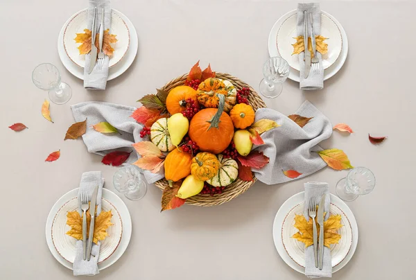 Stilvolle Tischdekoration Und Korb Mit Herbstdekor Auf Hellem Hintergrund — Stockfoto