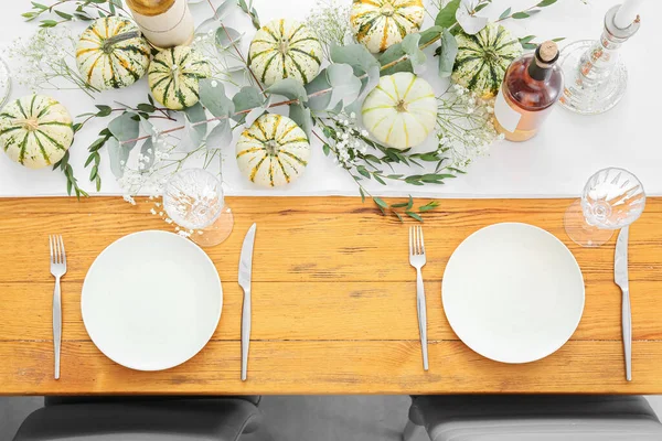 Feestelijk Geserveerd Houten Tafel Met Fles Wijn Herfstdecor Restaurant — Stockfoto