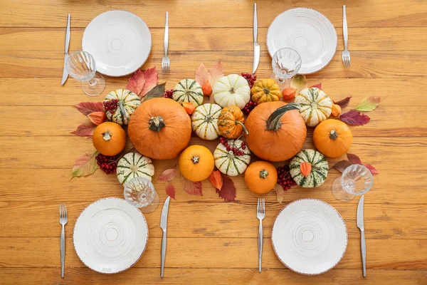 木製の背景にお祭りテーブルの設定と美しい秋の装飾 — ストック写真