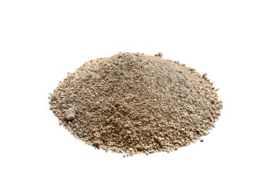 Beyaz zemin üzerinde tüm baharat tozu yığını