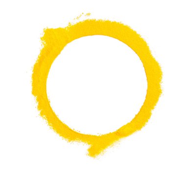 Beyaz arkaplanda izole edilmiş zerdeçal tozundan yapılmış çerçeve