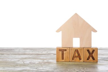 Beyaz arka planda ev modeli olan kelime vergisi