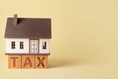 Kelime vergisi, sarı arka planda ev modeli.