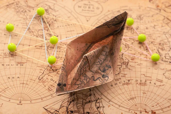 Barca Carta Mappa Del Mondo Spilli Primo Piano — Foto Stock