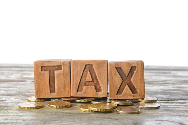 Word Tax Con Monete Sul Tavolo Sullo Sfondo Bianco — Foto Stock