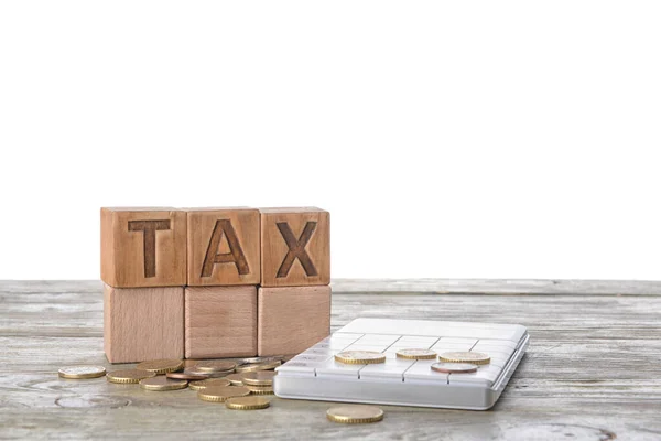 Word Tax Αριθμομηχανή Και Κέρματα Στο Τραπέζι Λευκό Φόντο — Φωτογραφία Αρχείου