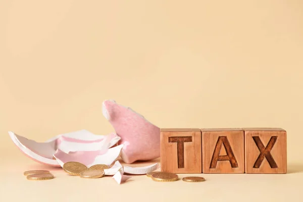 Слово Tax Разбитой Свиньей Копилкой Монетами Цветном Фоне — стоковое фото