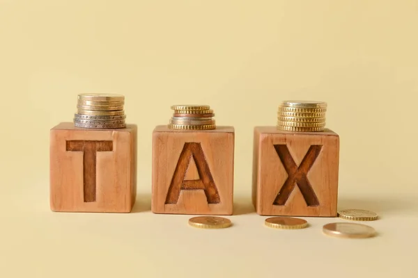 Slovo Tax Mincemi Žlutém Pozadí — Stock fotografie