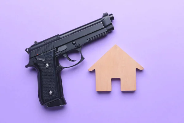 房子和枪的色彩背景模型 人质的概念 — 图库照片