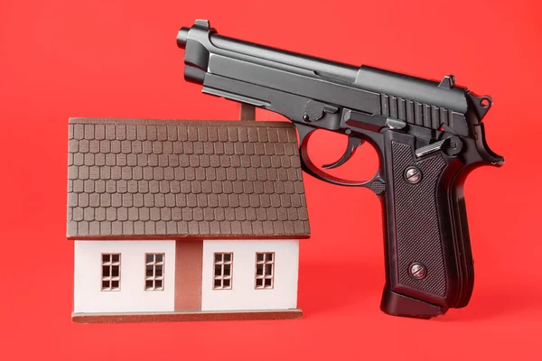 房子和枪的色彩背景模型 人质的概念 — 图库照片