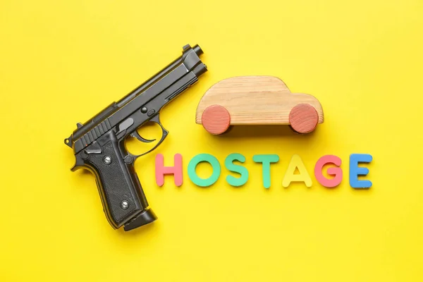 有枪和字Hostage颜色背景的车 — 图库照片