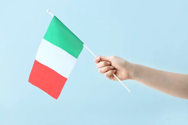 Mano Femenina Con Bandera Nacional Italia Sobre Fondo Claro — Foto de Stock