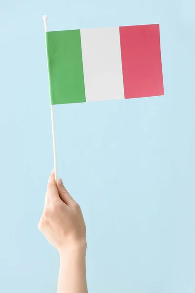 Γυναικείο Χέρι Εθνική Σημαία Της Ιταλίας Ανοιχτό Φόντο — Φωτογραφία Αρχείου