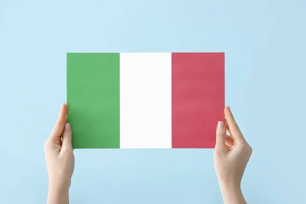 Γυναικεία Χέρια Εθνική Σημαία Της Ιταλίας Ανοιχτό Φόντο — Φωτογραφία Αρχείου