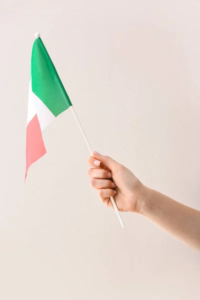 Mão Feminina Com Bandeira Nacional Itália Fundo Claro — Fotografia de Stock