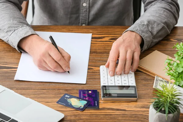 Affärsman Med Räknare Räkna Pengar Arbetsplatsen — Stockfoto