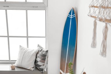 Sörf tahtası olan şık bir oda.