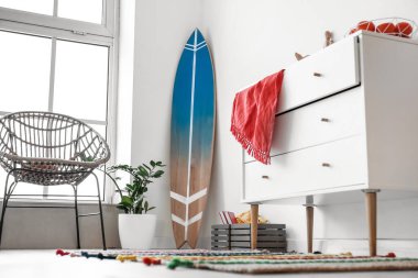 Sörf tahtası olan şık bir oda.