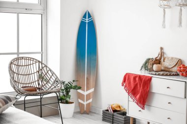 Sörf tahtası olan şık bir oda.