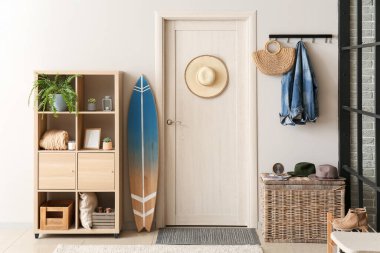 Sörf tahtası olan modern bir salon.