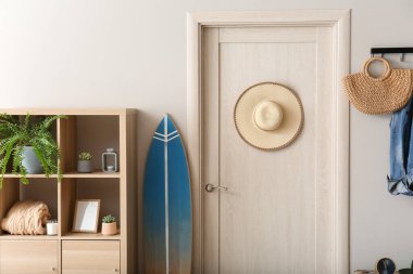 Sörf tahtası olan modern bir salon.