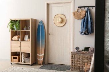 Sörf tahtası olan modern bir salon.