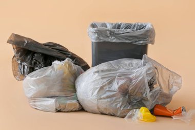 Renk arkaplanında farklı çöp ve çöp kutuları