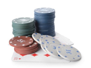 Poker çipleri ve beyaz arkaplanda oyun kartları