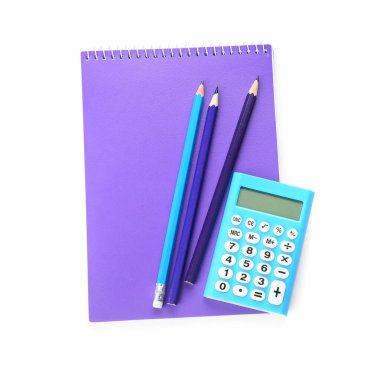 Not defteri, hesap makinesi ve beyaz arkaplanda farklı kalemler
