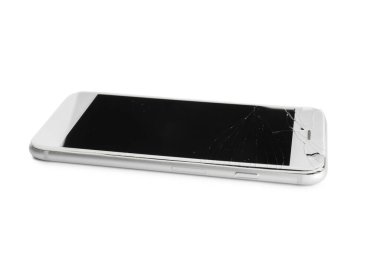 Beyaz arka plan üzerinde kırık ekran ile cep telefonu