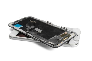 Bozuk ekranlı cep telefonu ve beyaz arkaplanda ekran modülü