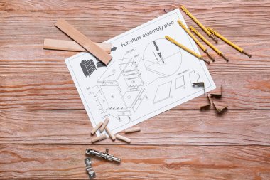 Mobilya montaj planı ve ahşap arkaplanda farklı araçlar