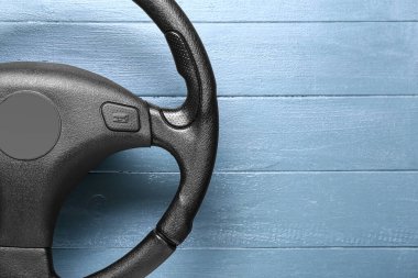 Mavi ahşap arka planda modern direksiyon, yakın plan