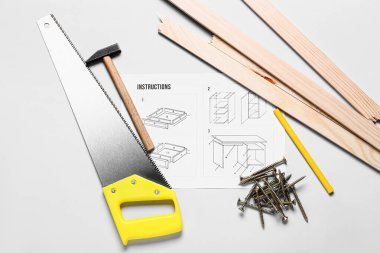 Mobilya montaj talimatları, tahta tahtalar ve beyaz arkaplan araçları