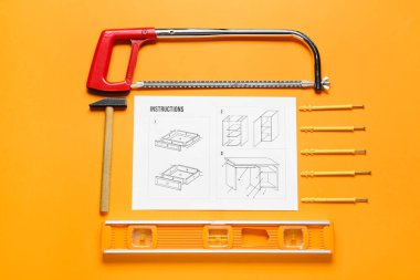 Mobilya montaj talimatları, Hummer, demir testeresi, bina seviyesi, perdeler ve turuncu arka plandaki vidalar