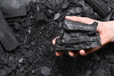 Erkek el ve kömür arka plan olarak, yakın plan