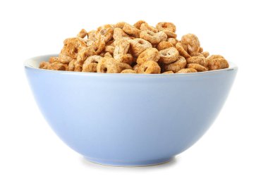 Beyaz arka planda lezzetli mısır halkaları olan bir kase.