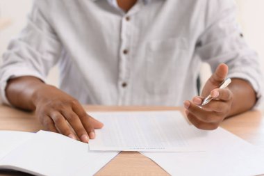 Afrikalı-Amerikalı öğrenci okulda sınavı geçiyor